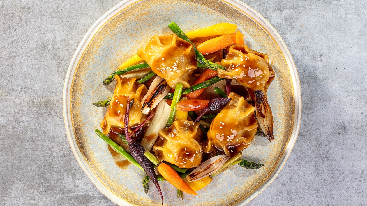 Orientalne pierogi z kaczki/ sos Teriyaki/ warzywa
